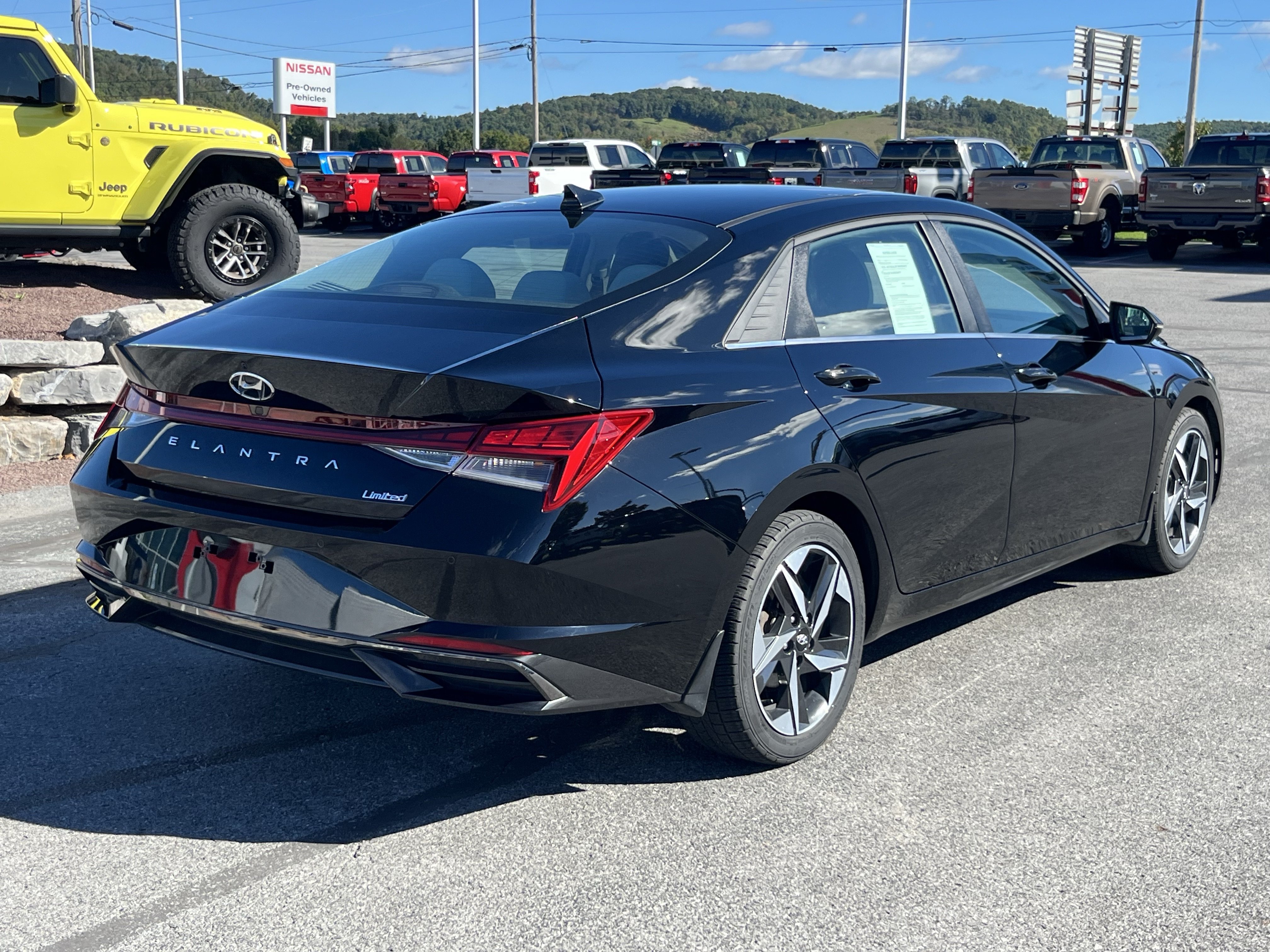 Used 2022 Hyundai Elantra Limited FWD image 5