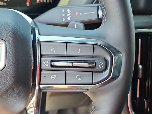 Used 2025 GMC Yukon XL Denali AWD/4WD image 18