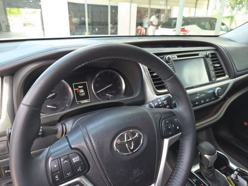 Used 2014 Toyota Highlander Limited FWD image 15