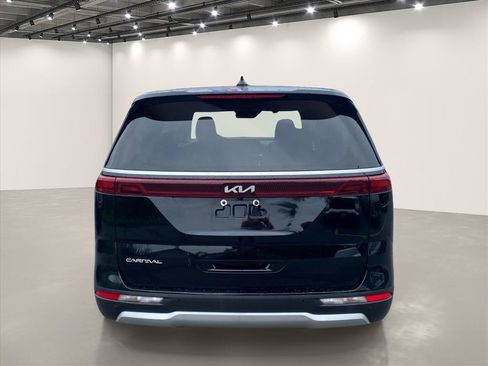 Used 2024 Kia Carnival LX FWD image 7