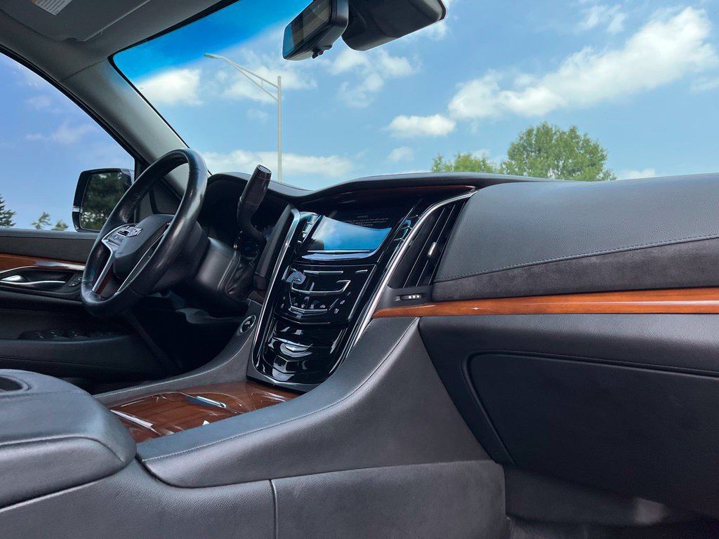 Used 2018 Cadillac Escalade Luxury w/ LPO, Radiant Package AWD/4WD image 32