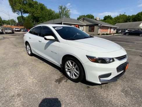 Used 2018 Chevrolet Malibu LT FWD image 2