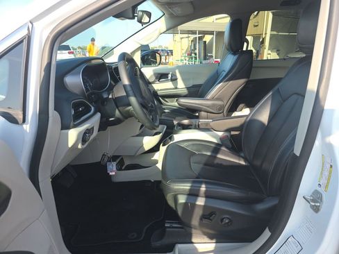 Used 2024 Chrysler Pacifica Touring-L image 7