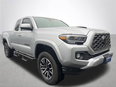 Used 2022 Toyota Tacoma TRD Sport w/ TRD Premium Sport Package AWD/4WD image 3