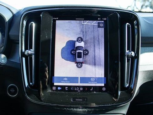 Used 2025 Volvo XC40 B5 Plus image 23