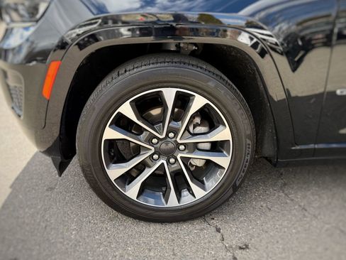 Used 2023 Jeep Grand Cherokee Overland w/ Luxury Tech Group IV AWD/4WD image 18