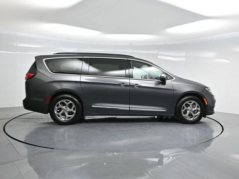 Used 2023 Chrysler Pacifica Limited image 35