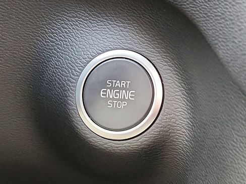 Used 2025 Volvo XC40 B5 Core image 23