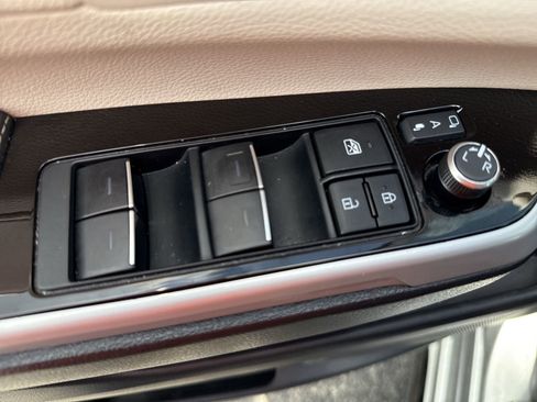 Used 2025 Toyota Sienna Platinum FWD image 15