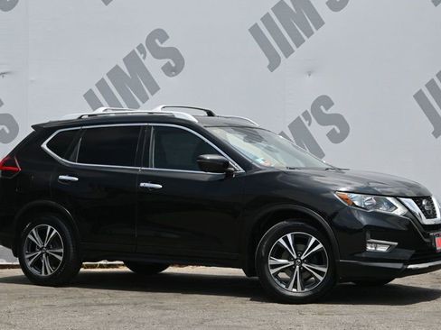 Used 2020 Nissan Rogue SV w/ Premium Package FWD image 3