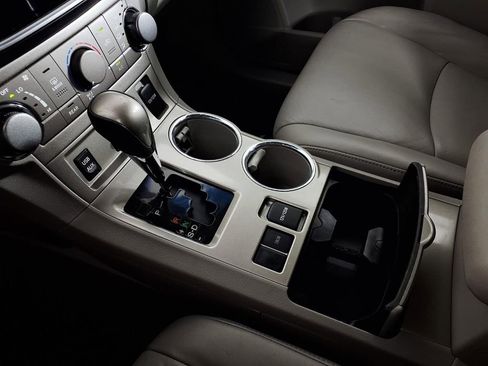 Used 2013 Toyota Highlander SE FWD image 21