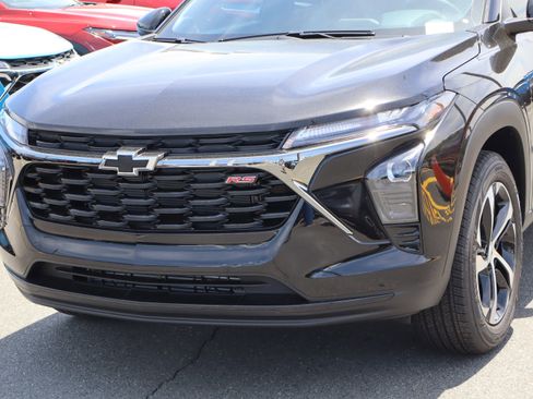 Used 2026 Chevrolet Trax RS FWD image 5