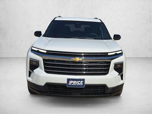 Used 2026 Chevrolet Traverse LT AWD/4WD image 2