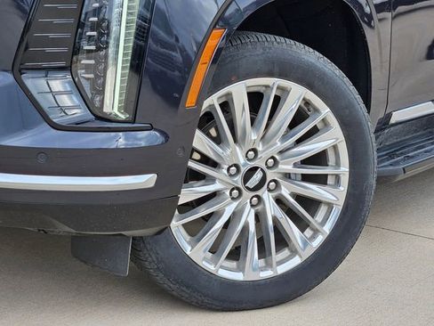 Used 2025 Cadillac Escalade Premium Luxury image 5