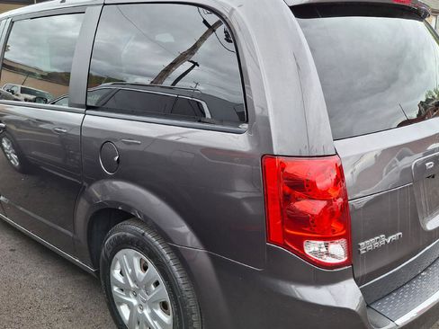 Used 2018 Dodge Grand Caravan SE FWD image 4