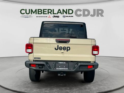 Used 2022 Jeep Gladiator Sport AWD/4WD image 6