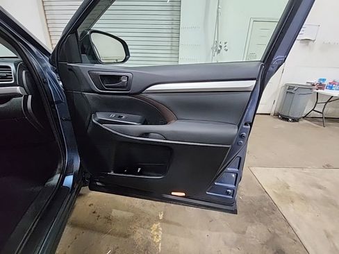 Used 2017 Toyota Highlander LE FWD image 19