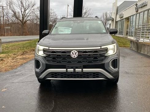 New 2026 Volkswagen Atlas Peak Edition image 2