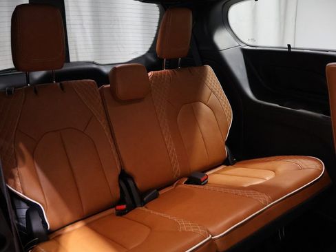 Certified 2025 Chrysler Pacifica Pinnacle image 25