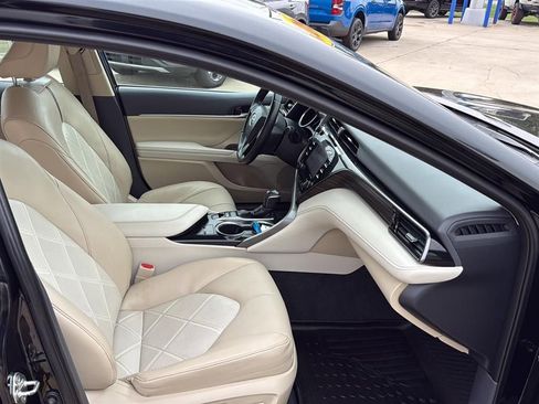 Used 2019 Toyota Camry XLE image 14