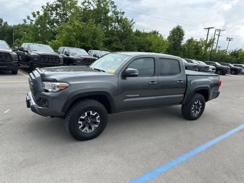 Used 2017 Toyota Tacoma TRD Off-Road w/ Premium & Technology Package AWD/4WD image 13