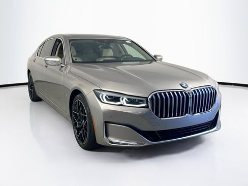 Used 2022 BMW 740i w/ Interior Design Package image 3