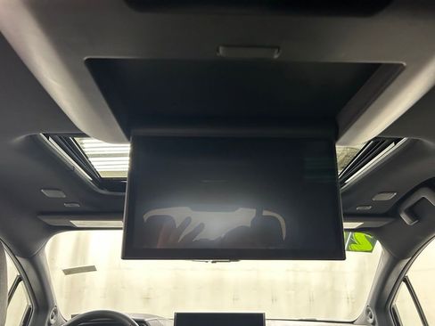 Used 2025 Toyota Sienna Platinum AWD/4WD image 17