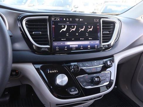 Used 2024 Chrysler Pacifica Touring-L image 17