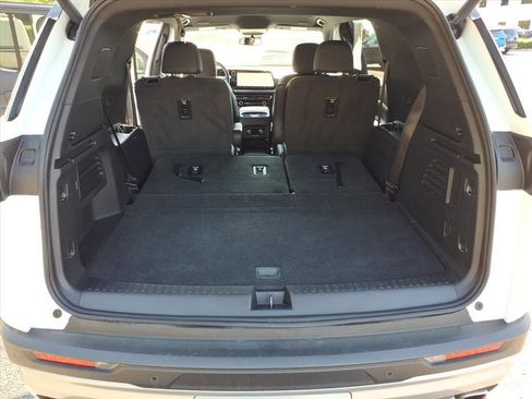 Used 2025 Chevrolet Traverse LT FWD image 18