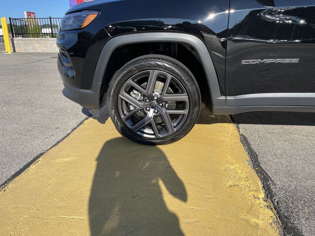 Used 2026 Jeep Compass Limited AWD/4WD image 9