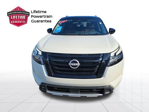 Used 2024 Nissan Pathfinder Platinum FWD image 4
