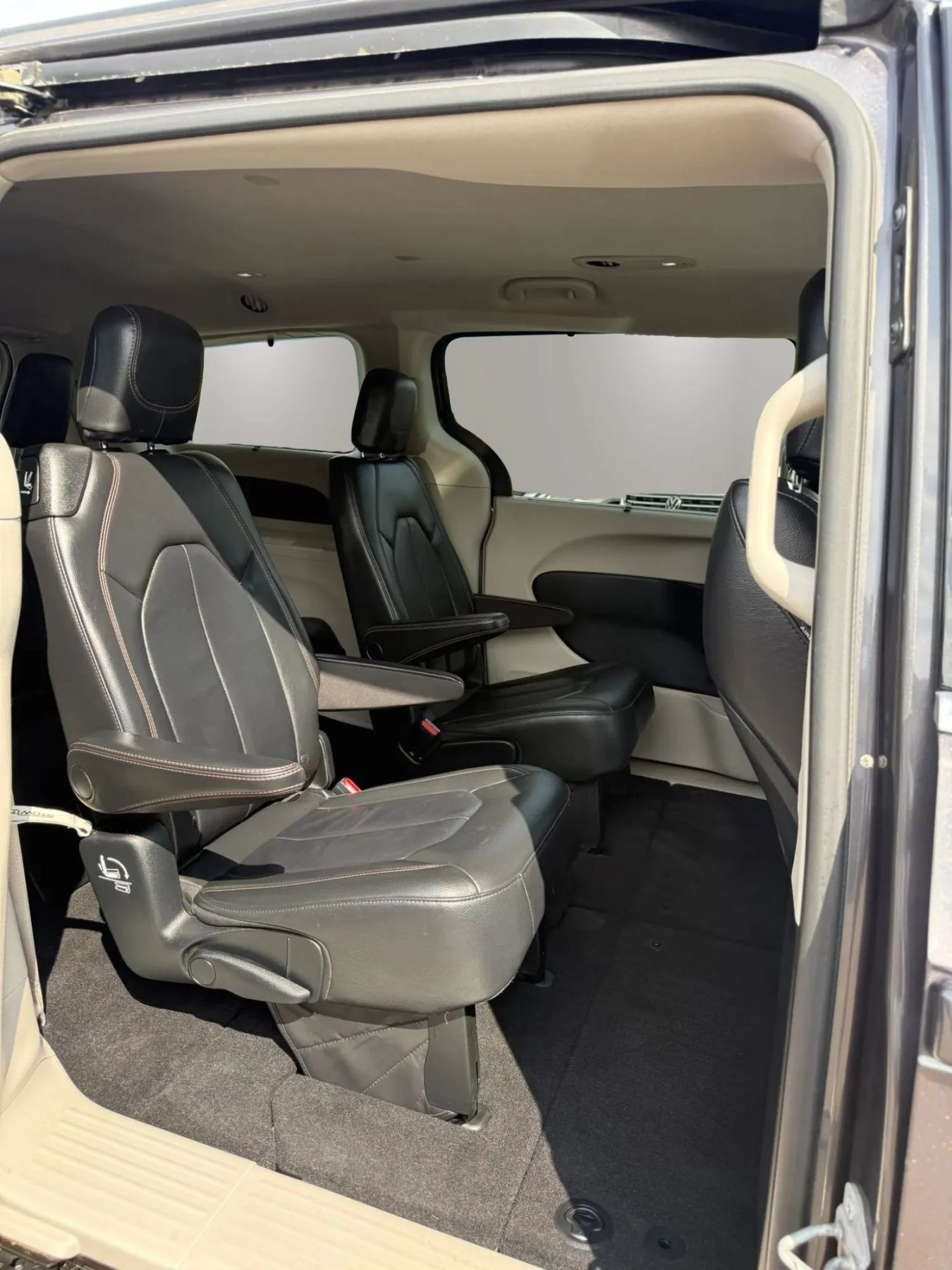 Used 2017 Chrysler Pacifica Touring-L FWD image 24