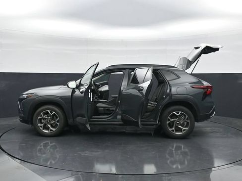 Used 2025 Chevrolet Trax LT FWD image 47