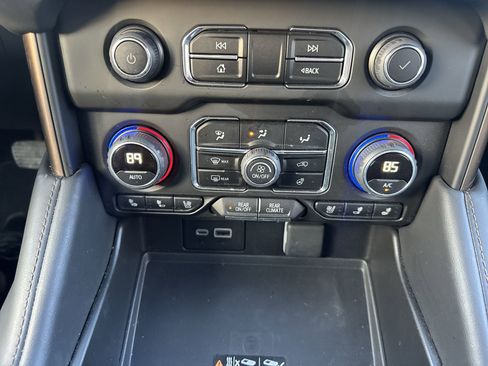 Used 2024 Chevrolet Suburban High Country w/ Advanced Technology Package image 19