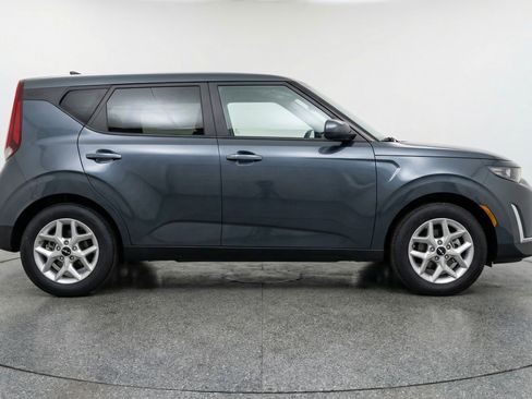 Used 2025 Kia Soul LX w/ LX Technology Package FWD image 11