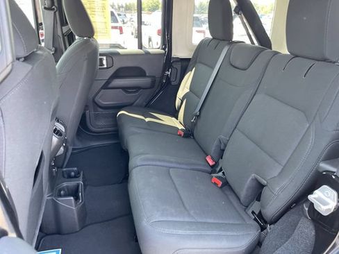 Used 2022 Jeep Wrangler Unlimited Sahara AWD/4WD image 22