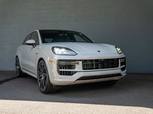 Used 2025 Porsche Cayenne Turbo AWD/4WD image 31