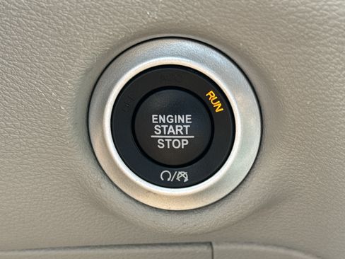 Used 2023 Chrysler Pacifica Touring-L FWD image 24