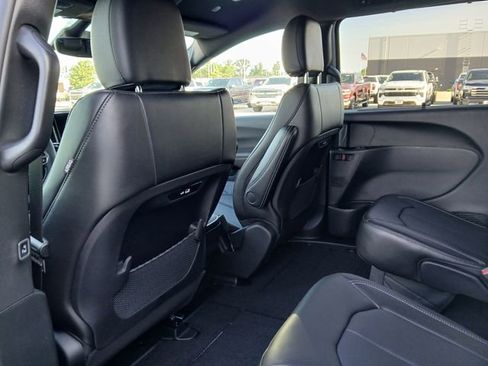 New 2027 Chrysler Pacifica Select AWD/4WD image 12