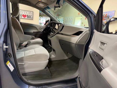Used 2016 Toyota Sienna L image 38