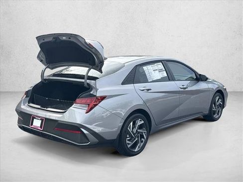 Used 2025 Hyundai Elantra SEL image 2
