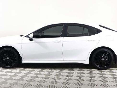 Used 2025 Toyota Camry SE image 2