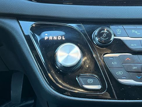 Used 2025 Chrysler Pacifica Select image 39