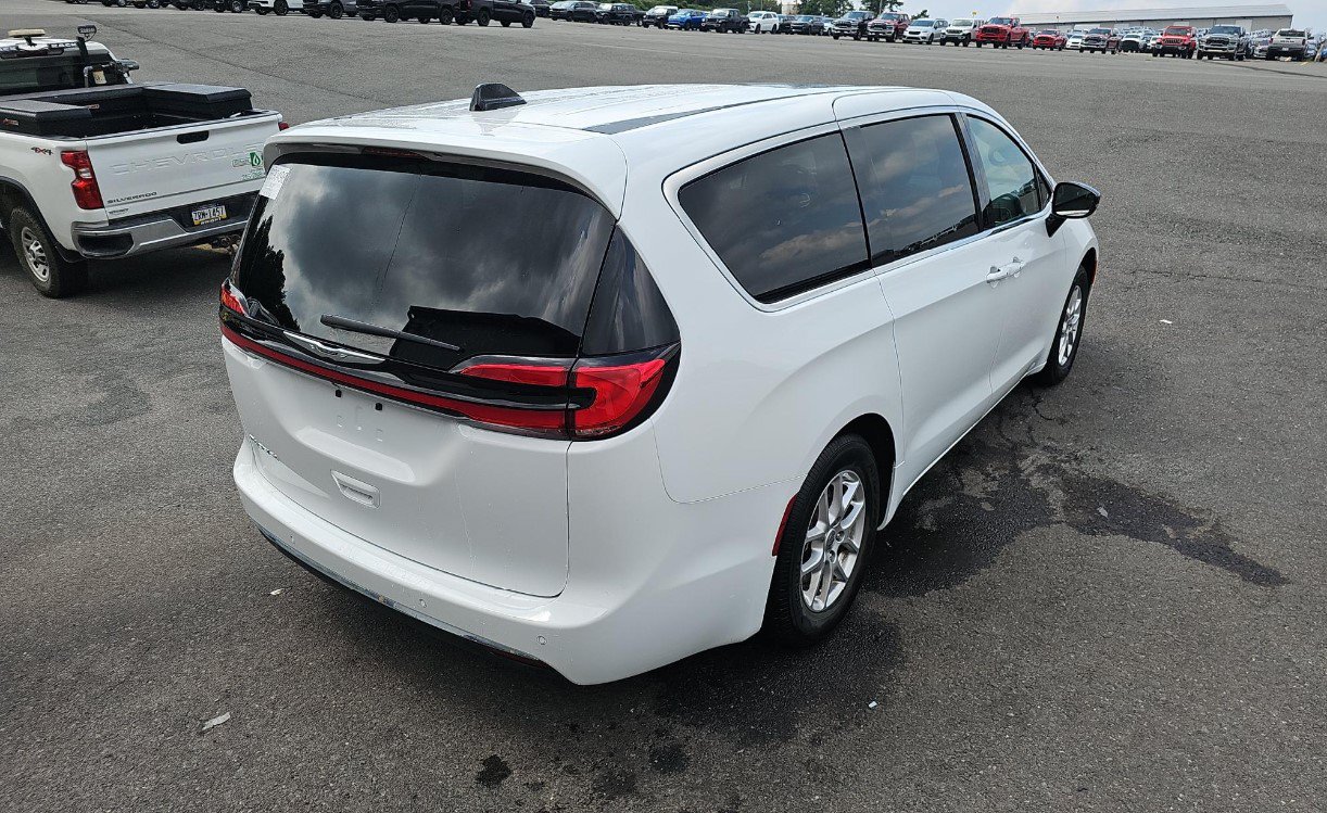 Used 2025 Chrysler Pacifica Select FWD image 4