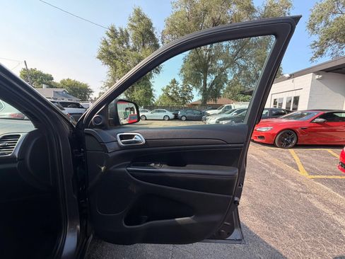 Used 2018 Jeep Grand Cherokee Laredo AWD/4WD image 22