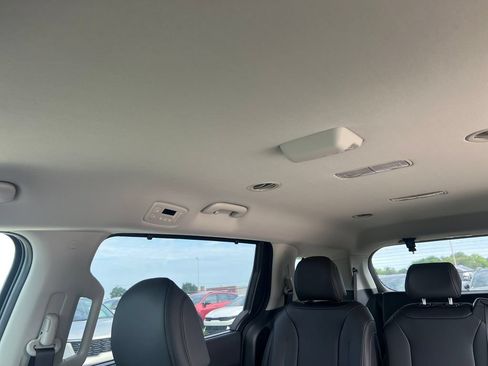 New 2026 Kia Carnival EX FWD image 24