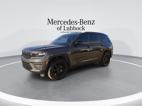 Used 2025 Jeep Grand Cherokee Altitude image 4