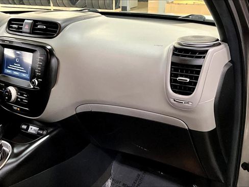 Used 2018 Kia Soul + image 16