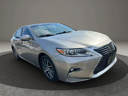 Used 2018 Lexus ES 350 w/ Luxury Package w/Wood Trim image 3