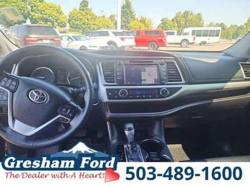 Used 2019 Toyota Highlander XLE AWD/4WD image 19